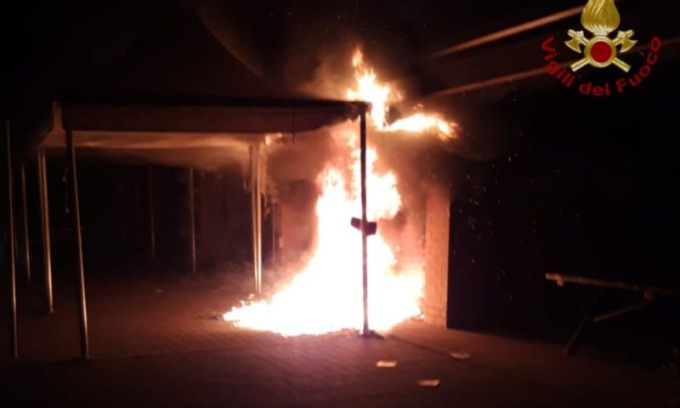 Fiamme nella notte al centro sociale Il Carrozzone di Reggio Emilia: si ipotizza l’origine dolosa