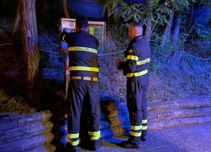 Un ricovero attrezzi a fuoco nella notte