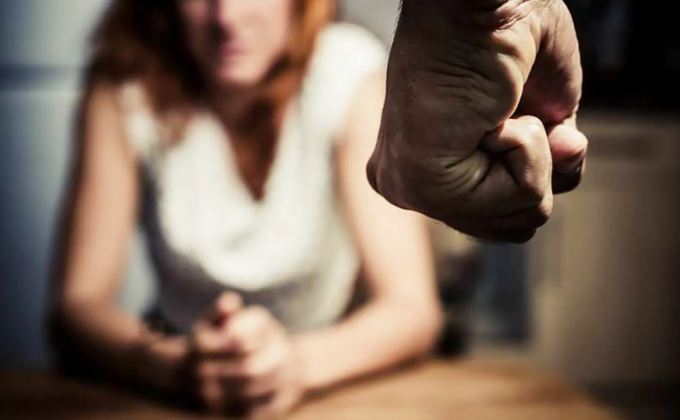 Racconta la violenza del padre sulla madre agli insegnanti: denunciato 49enne