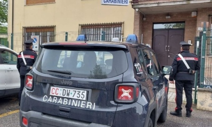 Insulti e minacce quotidiane alla compagna fino allo schiaffo: allontanato dalla famiglia