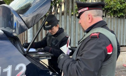 Trentenne con due minori cerca di rubare grondaie di rame da un condominio: uno dei residenti chiama i carabinieri e li fa arrestare