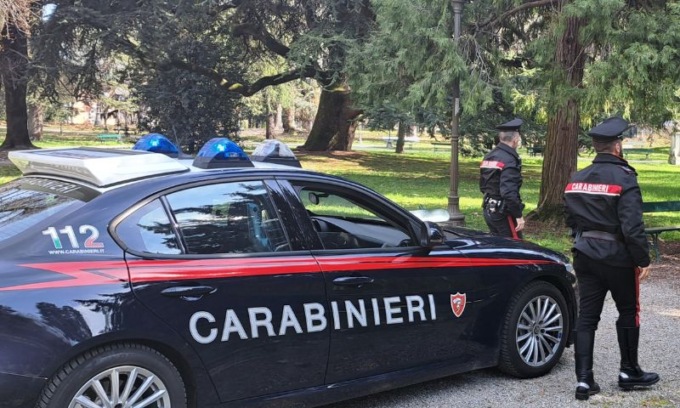 Nel portabagagli tiene un coltellino multifunzione