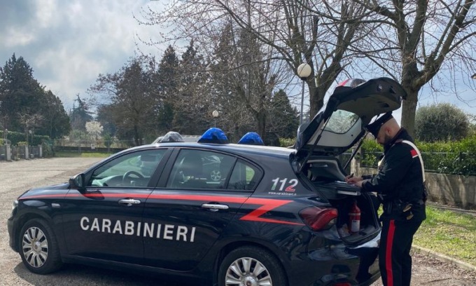 Non vuole lasciare l’appartamento dove vive: lo prendono a sassate