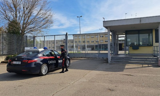 Carabiniere fuori servizio affronta uomo armato di una grossa catena