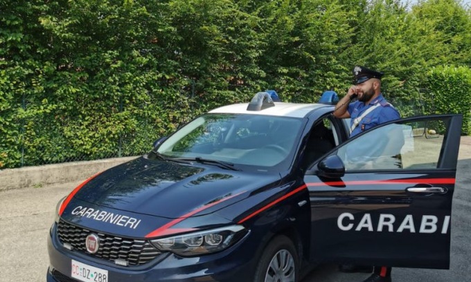 Picchia chi non gli paga la dose e li costringe a rubare