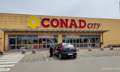 Casalinghe saccheggiano formaggi e insaccati alla Conad: denunciate