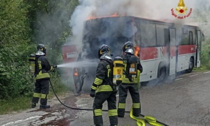 Autobus in fiamme nel reggiano, illese le persone a bordo