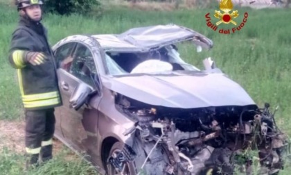 Auto si ribalta ed esce fuori strada: incidente mortale a Scandiano