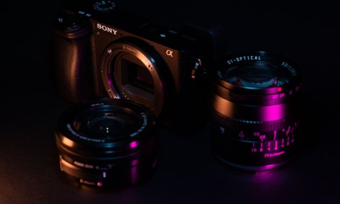 Gli rubano l’attrezzatura fotografica, ma la ritrova in vendita online