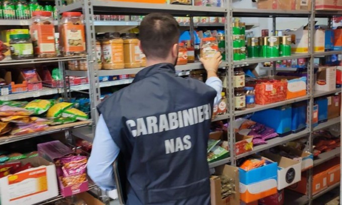 Carenze igienico sanitarie, sequestrati 26 Kg di prodotti alimentari: denunciato esercente
