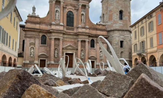 Reggio Emilia, iniziata la posa della pavimentazione di piazza San Prospero