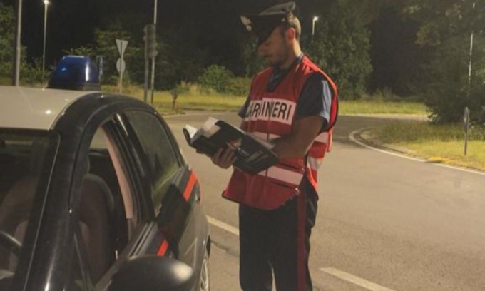 Ferisce un pedone con un coltello per un diverbio stradale: denunciato