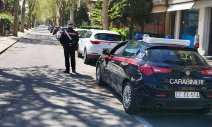 Tentano un furto in pizzeria, ma l’allarme li mette in fuga: denunciati 3 giovani