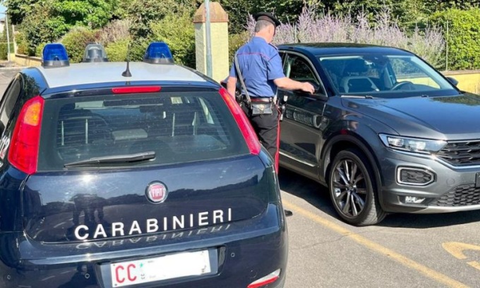 Un nuovo episodio di “truffa dello specchietto” ai danni di una 56enne