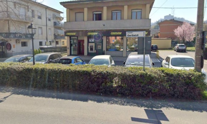 Minaccia di fare esplodere una bomba per rapinare la banca: arrestato