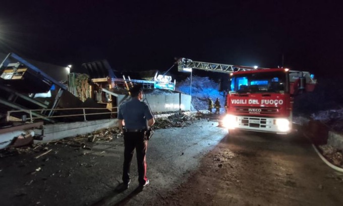 In fiamme un’azienda di Canossa: distrutto un macchinario