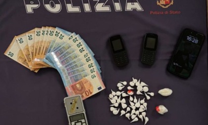 In casa dosi di cocaina pronte alla spaccio: pusher nigeriano in manette