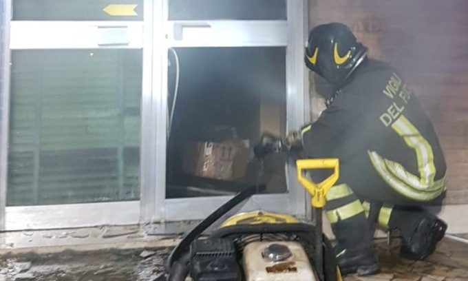 Incendio a Reggio Emilia: fiamme nei locali di un’autoscuola