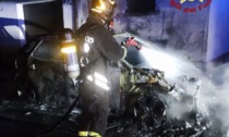 Incendio nella notte a Scandiano: auto in fiamme e fuga di gas