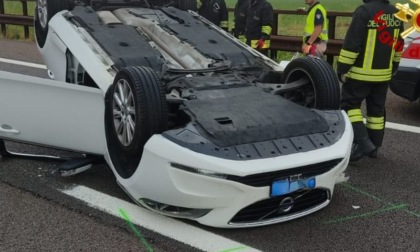 Auto si ribalta in autostrada: due feriti