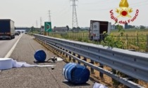 Scontro tra due camion in A1: dispersi bidoni di olio minerale