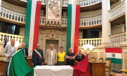 Tricolore lacerato dal temporale: il Lions dona al Comune una nuova bandiera