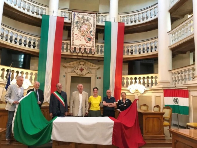 Tricolore lacerato dal temporale: il Lions dona al Comune una nuova bandiera