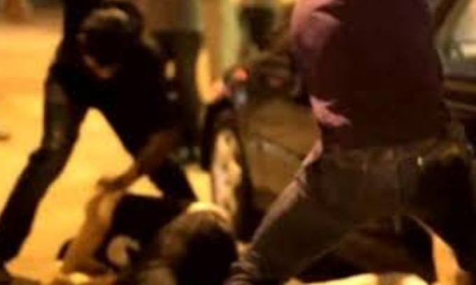 Volano sedie e pugni tra due coppie di fidanzati