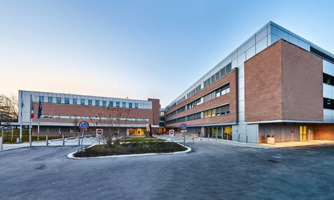 Operaio colpito da una lastra di acciaio mentre è al lavoro