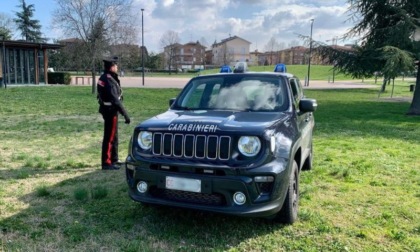 Minacciato al parco e colpito al volto con un coltello