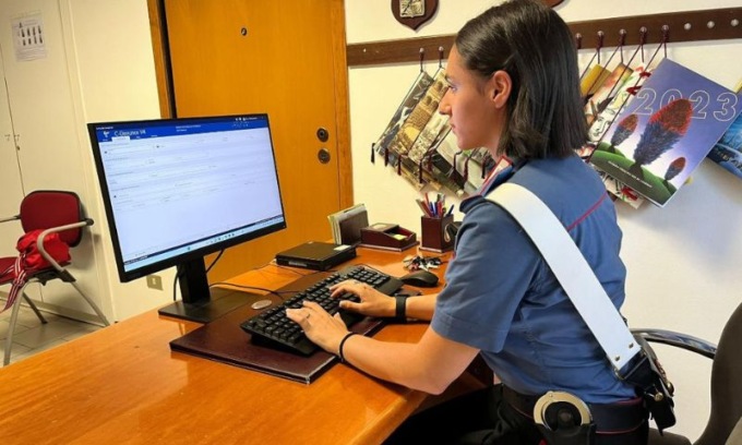 Non sopporta il passaggio di furgoni davanti a casa sua e prende a schiaffi l’autista