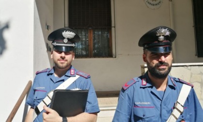 Va nell'autofficina in cui lavora nel giorno di chiusura e ruba due pneumatici