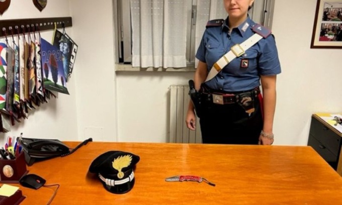 Allontanato da un locale perché dà fastidio, estrae un coltello e minaccia i presenti