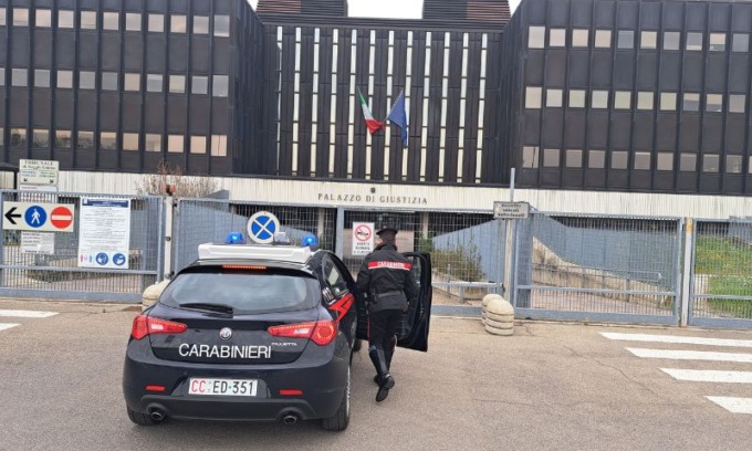 Filma la targa dell’auto dopo un diverbio e viene aggredito: denunciato