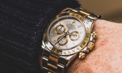 Ferma un anziano per chiedergli informazioni e gli ruba il Rolex da 10mila euro