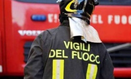 Auto esce fuori strada e finisce in un fossato