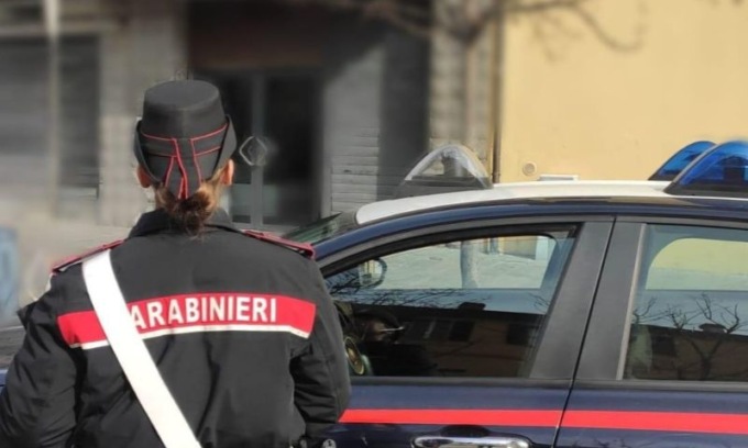 Gli spacca il naso per non avere spento l’auto mentre ritira un ordine in un Kebab