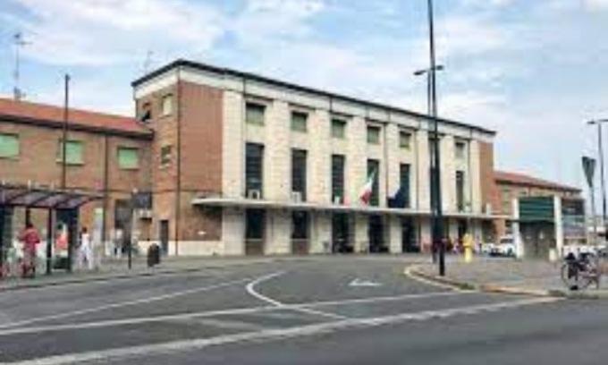 Sta per buttarsi sotto un treno e l’amico gli salva la vita