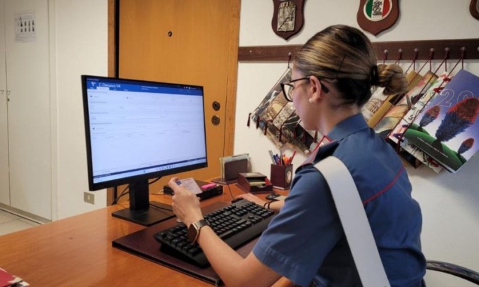 Per gelosia prende a calci e pugni una donna e suo figlio: arrestato 27enne