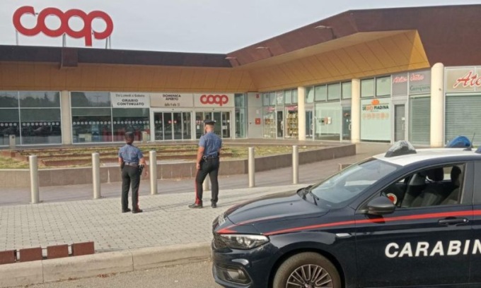 Ricercato disturbava i clienti di un supermercato: arrestato