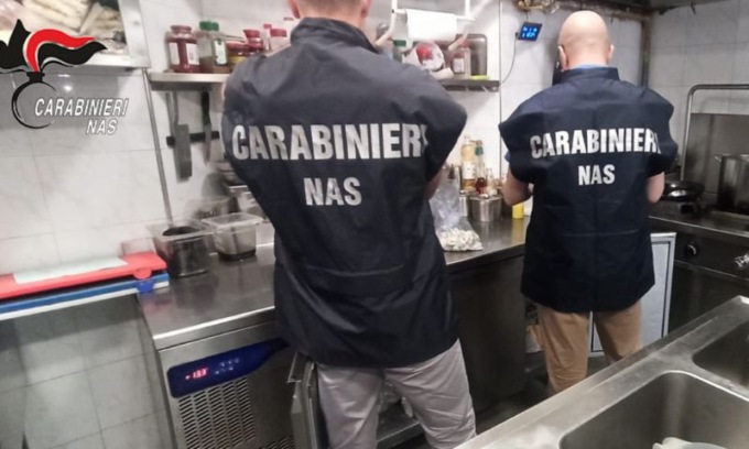 Chiuso un caseificio: 871 forme di formaggio stagionato invase da parassiti