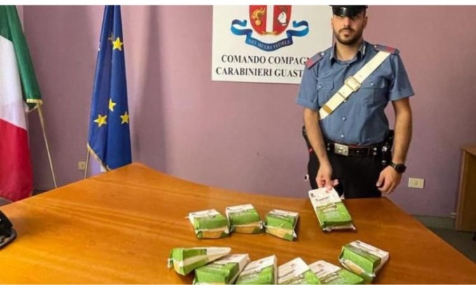 Ruba 10 pezzi di formaggio alla Coop: denunciato