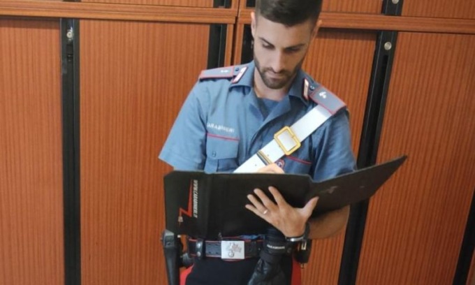 Ruba un aspirapolvere dentro ad un’autovettura ma una telecamera lo incastra