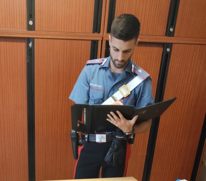 Lite degenera in aggressione: uomo colpito da una gomitata sotto al mento
