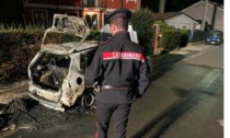A fuoco l'auto di un 81enne: ignote le cause