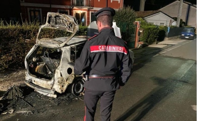 A fuoco l’auto di un 81enne: ignote le cause