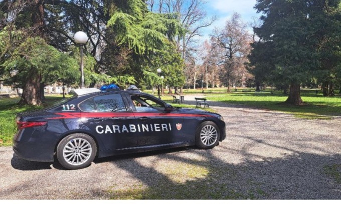All’inaugurazione di un ristorante per un fraintendimento lo riempie di botte