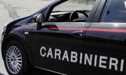 Dopo un furto bloccano gli accessi ai carabinieri con auto e trattori di traverso