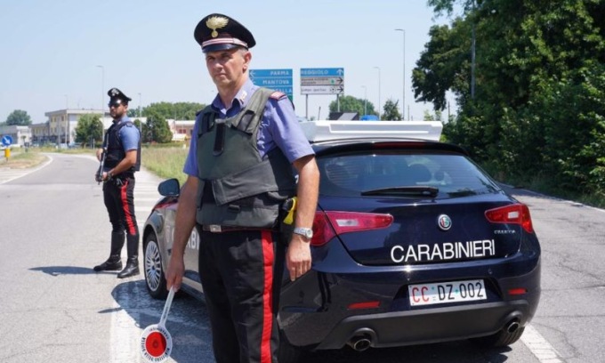 Ubriaco sfreccia ad alta velocità per le vie del centro