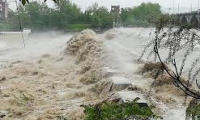 Fiume Enza in piena: chiuso il ponte di Sorbolo